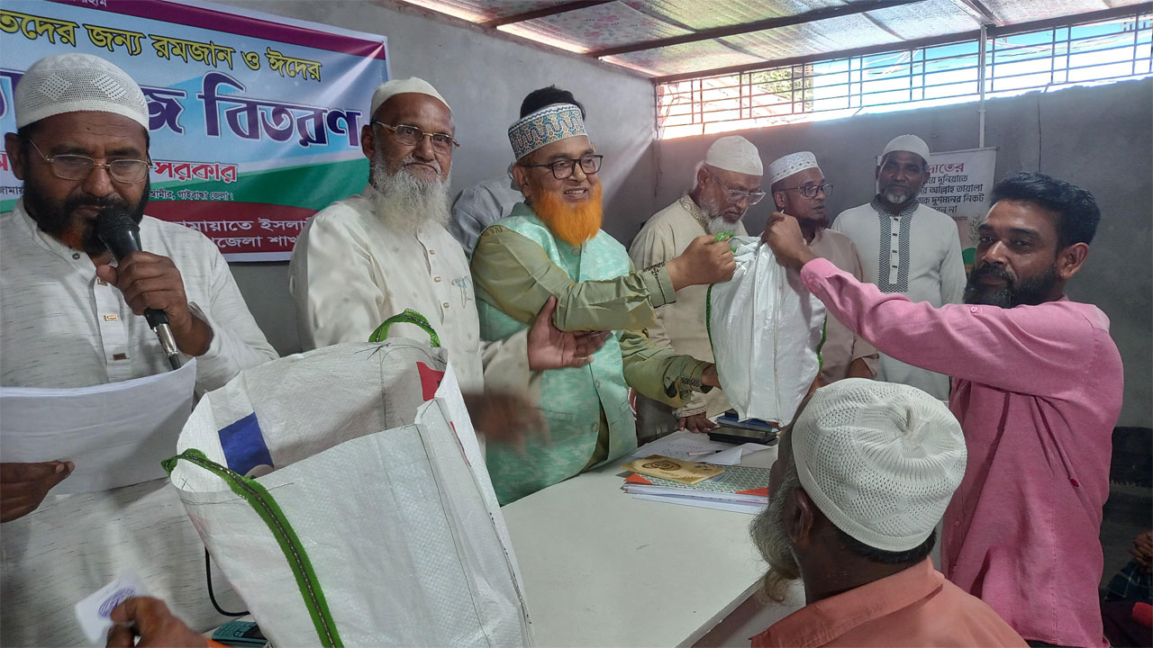 গোবিন্দগঞ্জে ঈদ উপলক্ষে সুবিধাবঞ্চিতদের মাঝে জামায়াতের ফুড প্যাকেজ বিতরণ