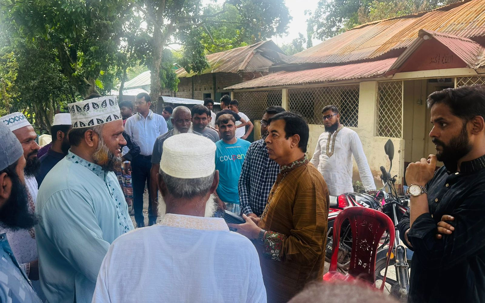 বিএনপি নেতার আগুনে ক্ষতিগ্রস্ত বাড়ি পরিদর্শন করলেন জামায়াত নেতারা