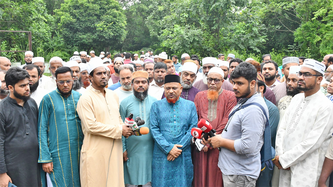 রায়ের বাজার বধ্যভূমি কবরস্থানে শহীদদের কবর জিয়ারত করছেন জামায়াত নেতারা