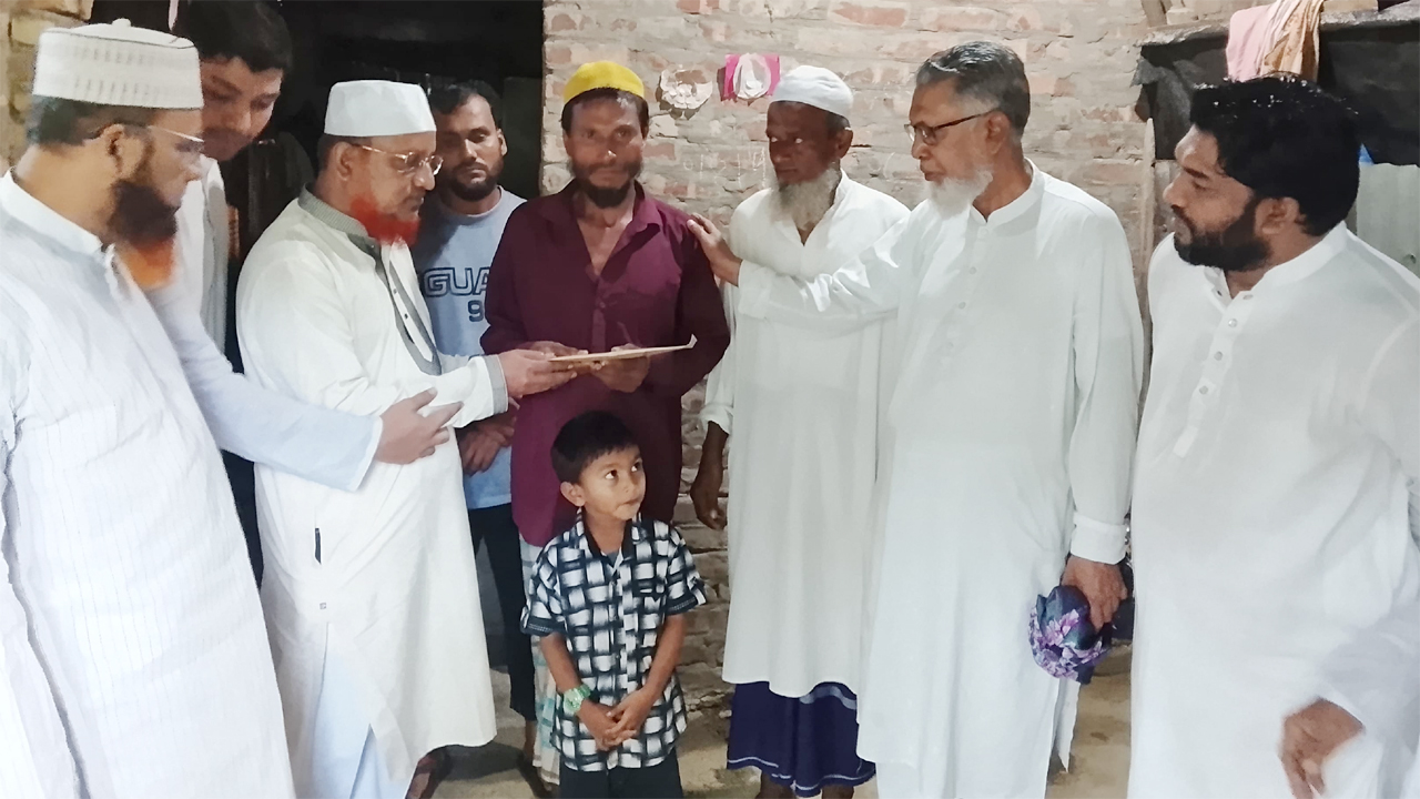 জামায়াত আমিরের পক্ষে আর্থিক অনুদান হস্তান্তর করেন দক্ষিণ জেলা আমির আনোয়ারুল আলম চৌধুরী