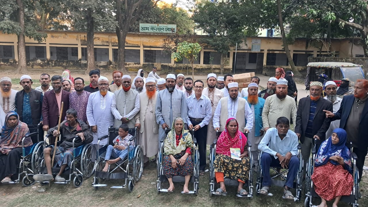 আশুগঞ্জে দ্বিতীয় পর্যায়ে ১২ প্রতিবন্ধীর মাঝে হুইলচেয়ার বিতরণ