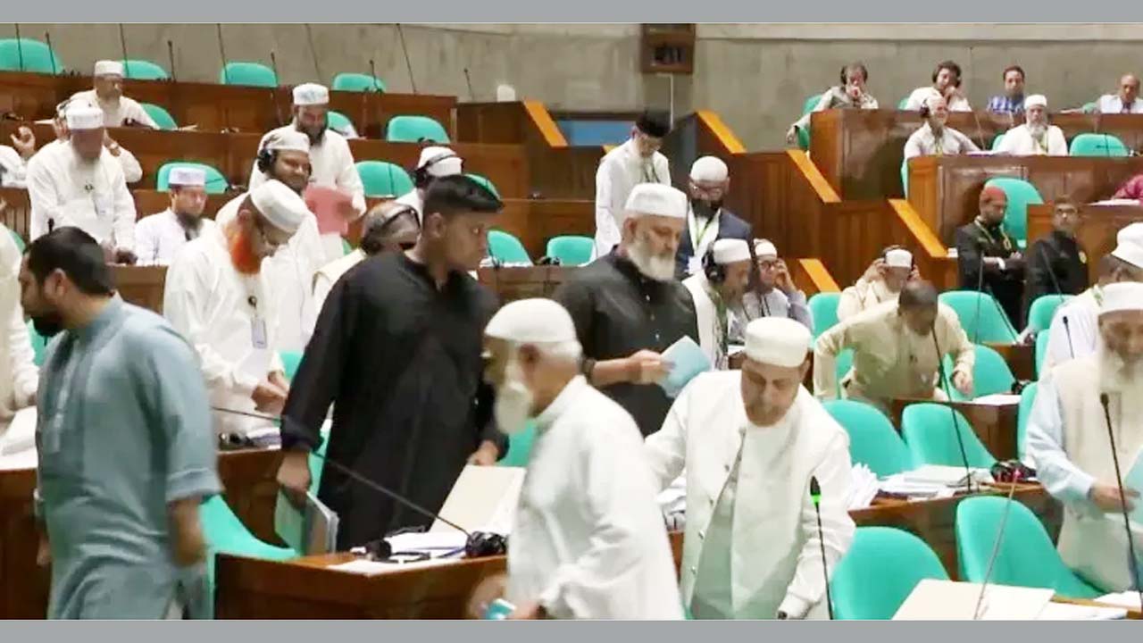 সংসদ অধিবেশন থেকে বেরিয়ে যাচ্ছেন বিরোধীদলীয় সংসদ সদস্যরা