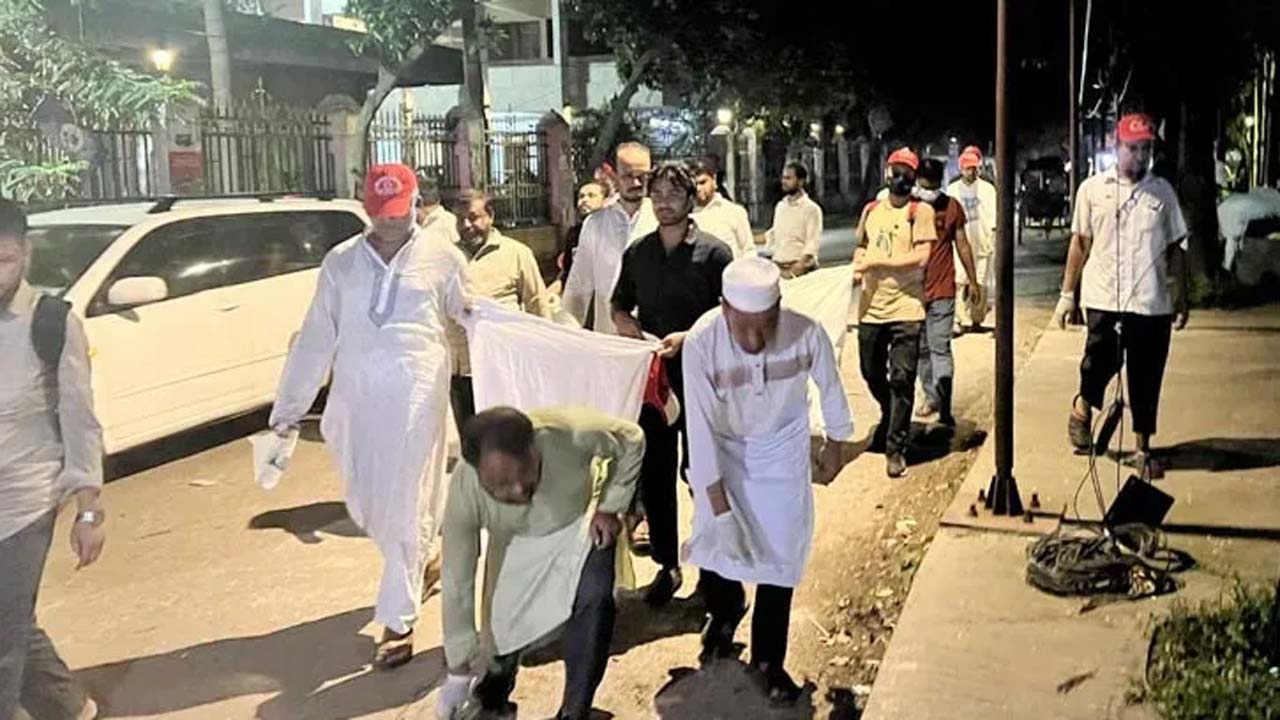 ঢাবি ক্যাম্পাস পরিষ্কার পরিচ্ছন্নে জামায়াতের অভিযান