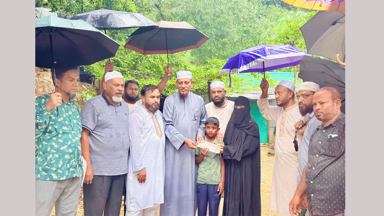ক্ষতিগ্রস্তদের মাঝে জামায়াতে পক্ষে অর্থ সহায়তা বিতরণ করেন অধ্যক্ষ মাওলানা নূর আহমদ আনোয়ারী
