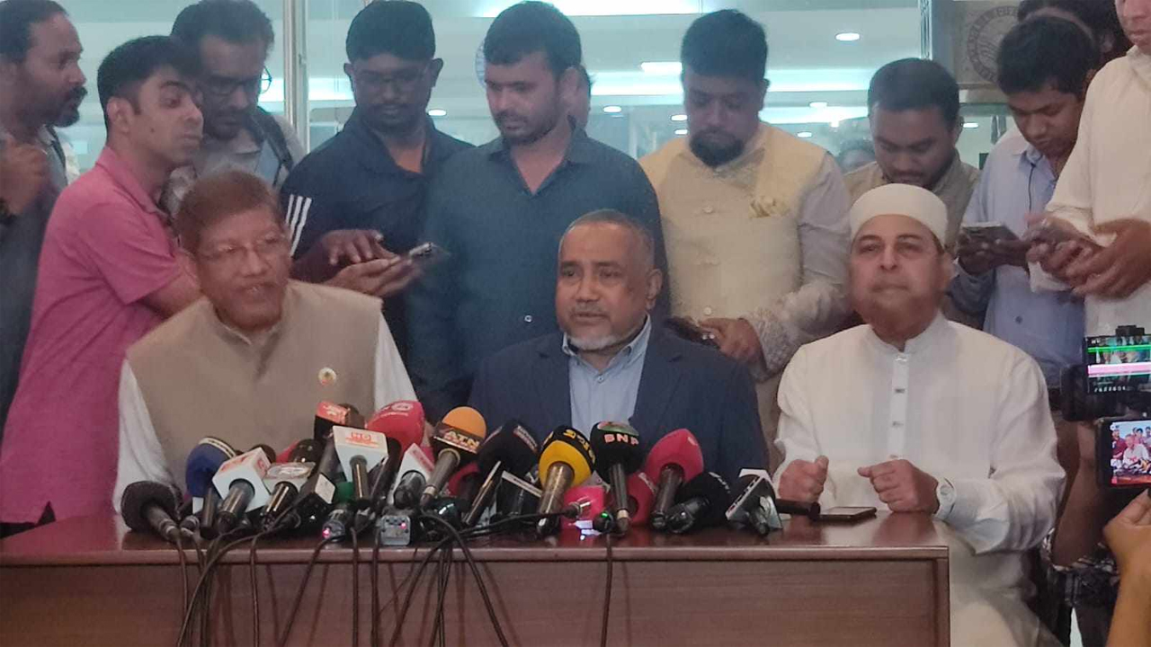 গণমাধ্যমের সাথে বক্তব্য রাখছেন দলটির নায়েবে আমির ডা: সৈয়দ আব্দুল্লাহ মোহাম্মদ তাহের