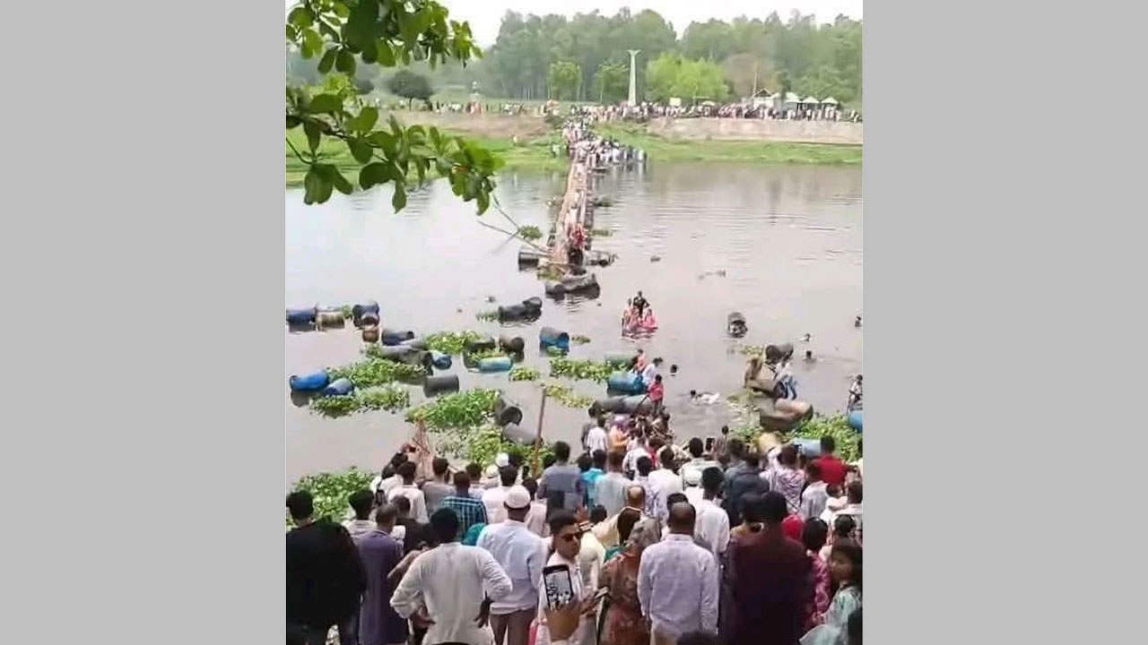 উল্টে গেছে ভাসমান ব্রিজ, পানিতে ডুবে মারা গেছে পাঁচ শিশু