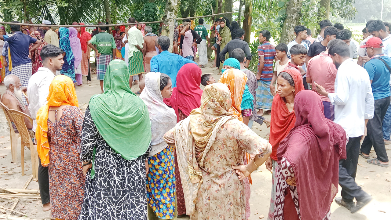 নিহতের বাড়িতে স্বজন ও স্থানীয়দের ভিড়