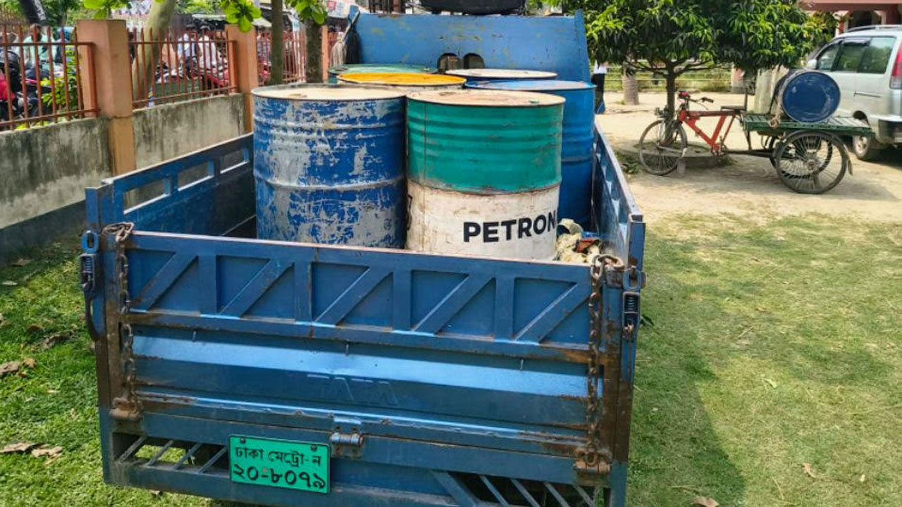 পিকআপ ও ব্যাটারিচালিত ভ্যানে পাচার করা হচ্ছে তেল