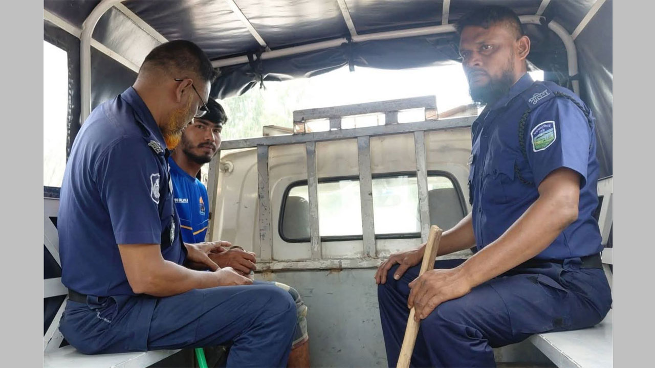 কারাদণ্ডপ্রাপ্ত যুবক সাব্বির হোসেনকে থানায় নেয়া হচ্ছে