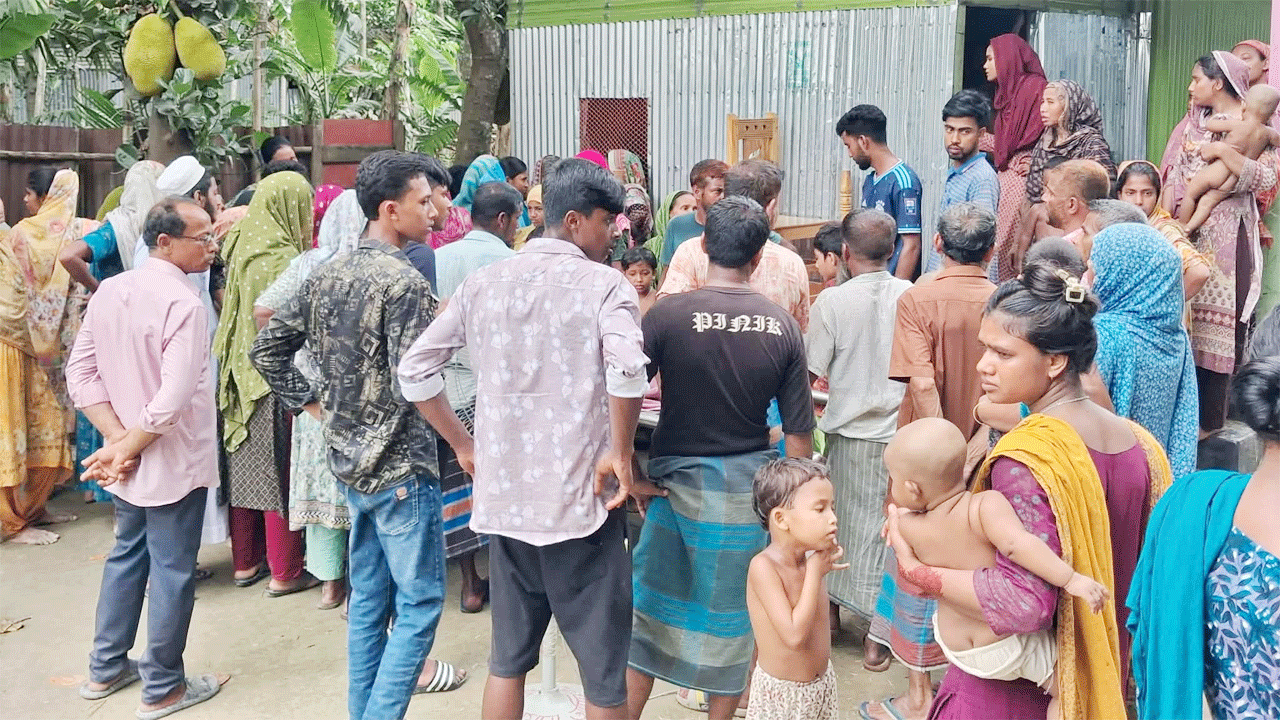 নিহতের বাড়িতে এলাকাবাসীর ভিড়