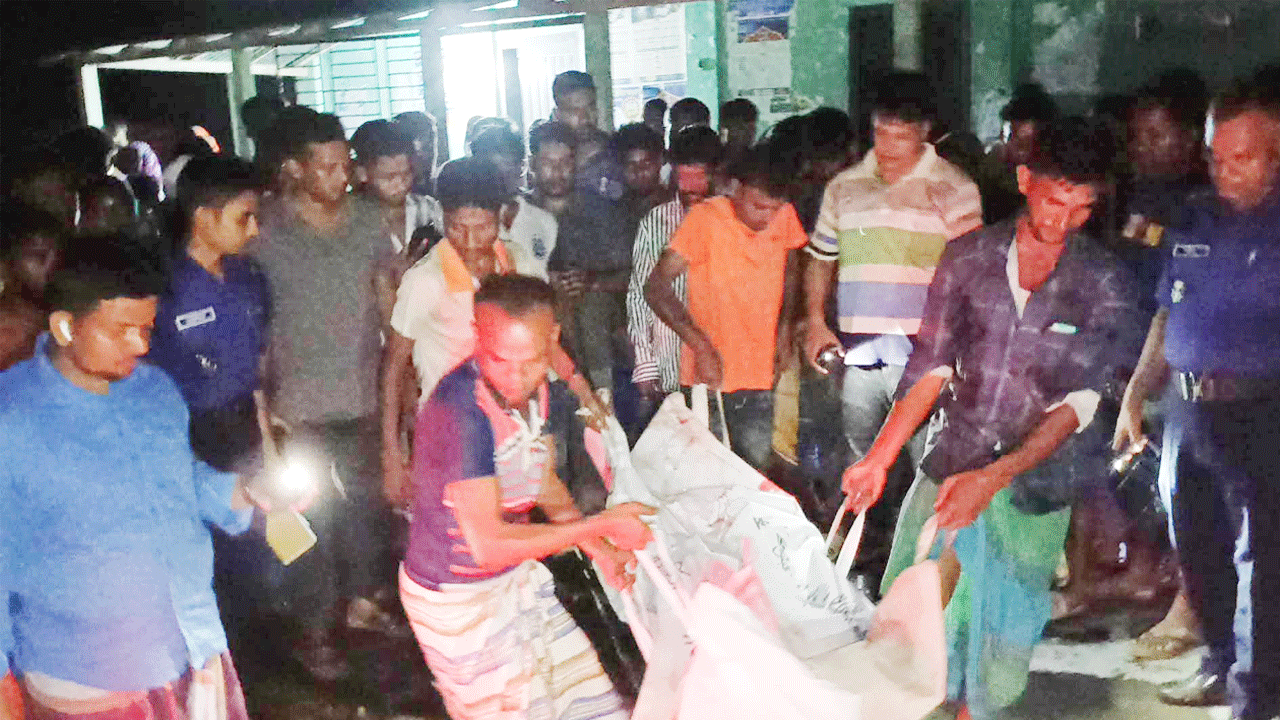 লাশ উদ্ধার করা হচ্ছে