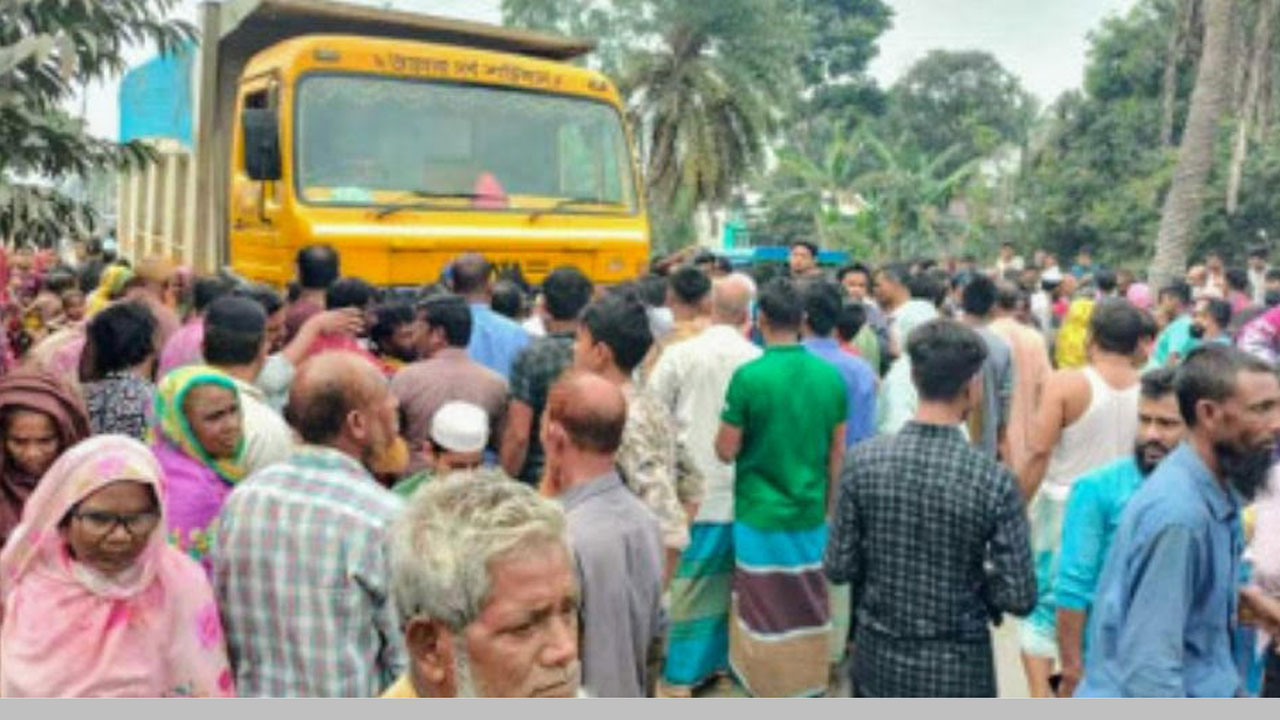 ঘটনাস্থলে উৎসুক জনতার ভিড়