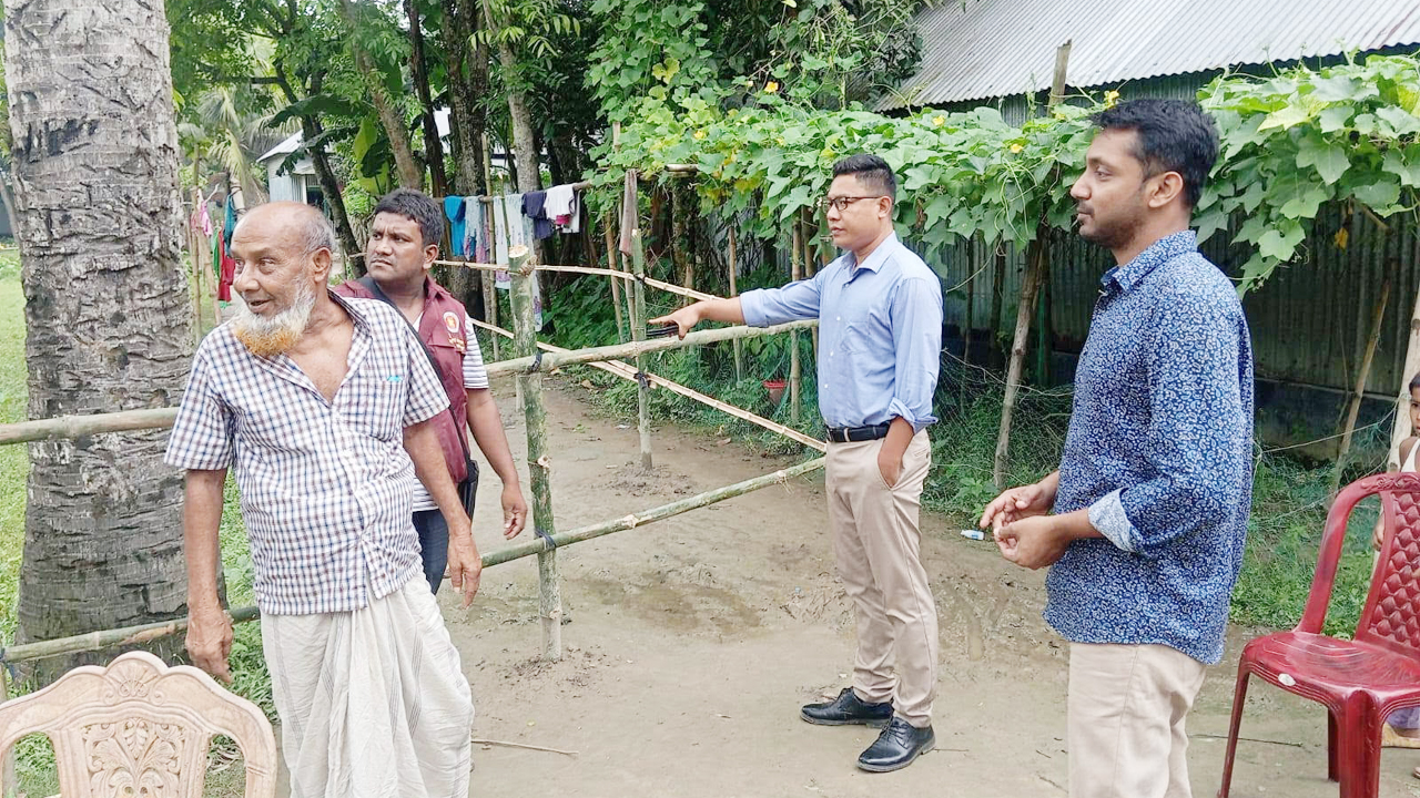 চলাচলের রাস্তায় প্রতিবন্ধকতা সৃষ্টি, প্রশাসনের হস্তক্ষেপে অপসারণ
