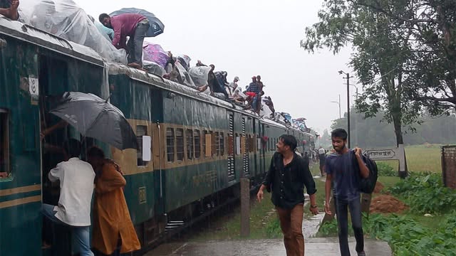 বৃষ্টিতে ভিজে ঈদযাত্রা