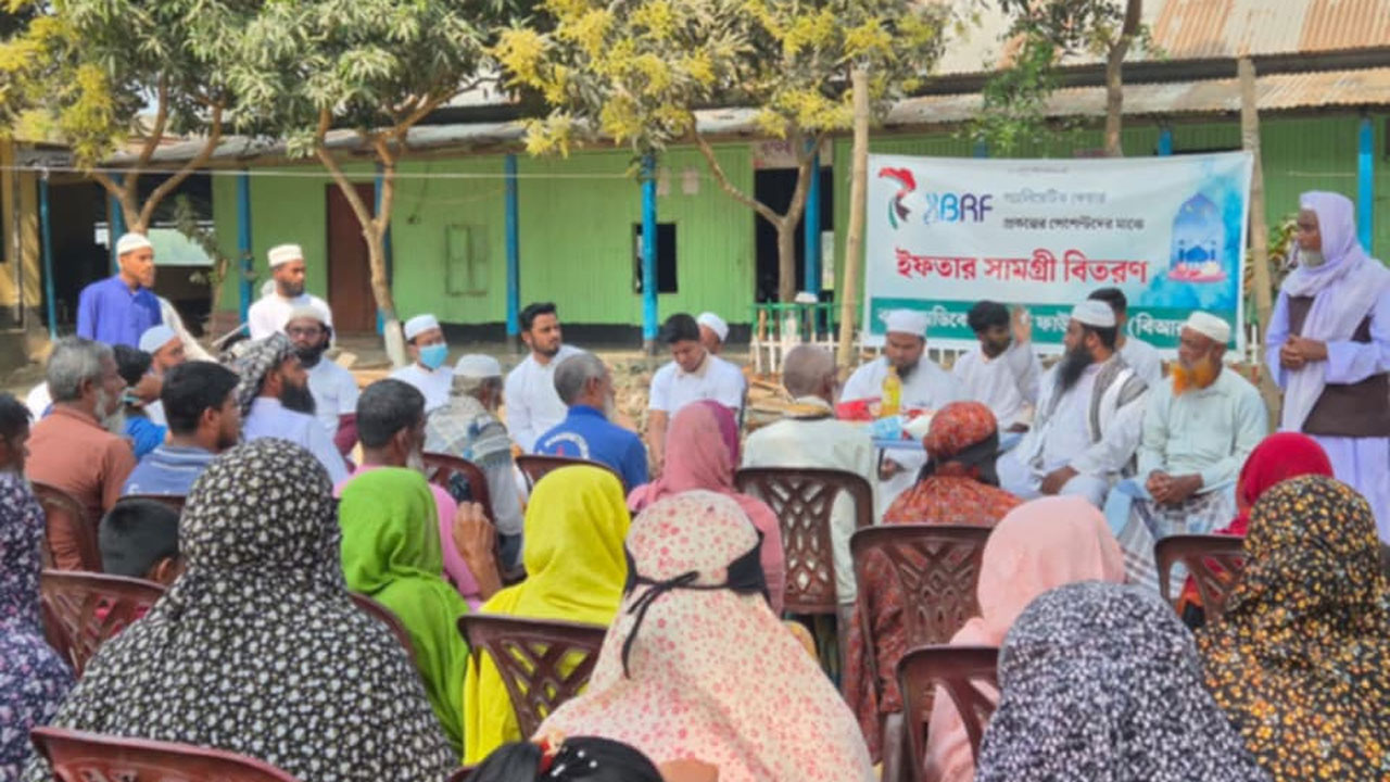 জামিয়া সাজেদা আজিজিয়া মাদরাসা মাঠে ইফতার বিতরণ কর্মসূচি