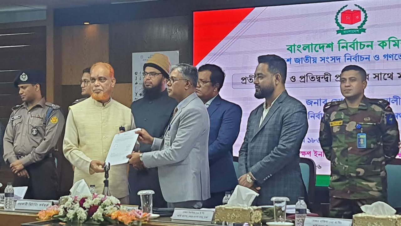 প্রতীক গ্রহণ করছেন জামায়াতে ইসলামীর কেন্দ্রীয় কর্মপরিষদ সদস্য মো: মোবারক হোসাইন