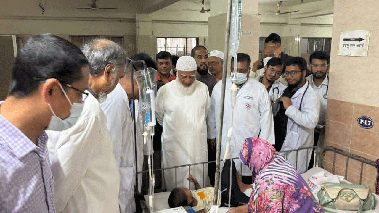 হাম আক্রান্তদের পরিদর্শন করছেন ডা: শফিকুর রহমান