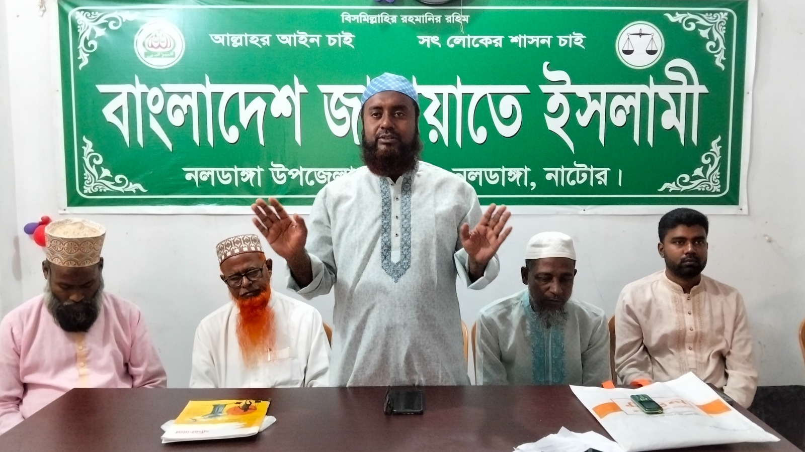 মেয়র প্রার্থীর উদ্যোগে চাল বিতরণ অনুষ্ঠানে