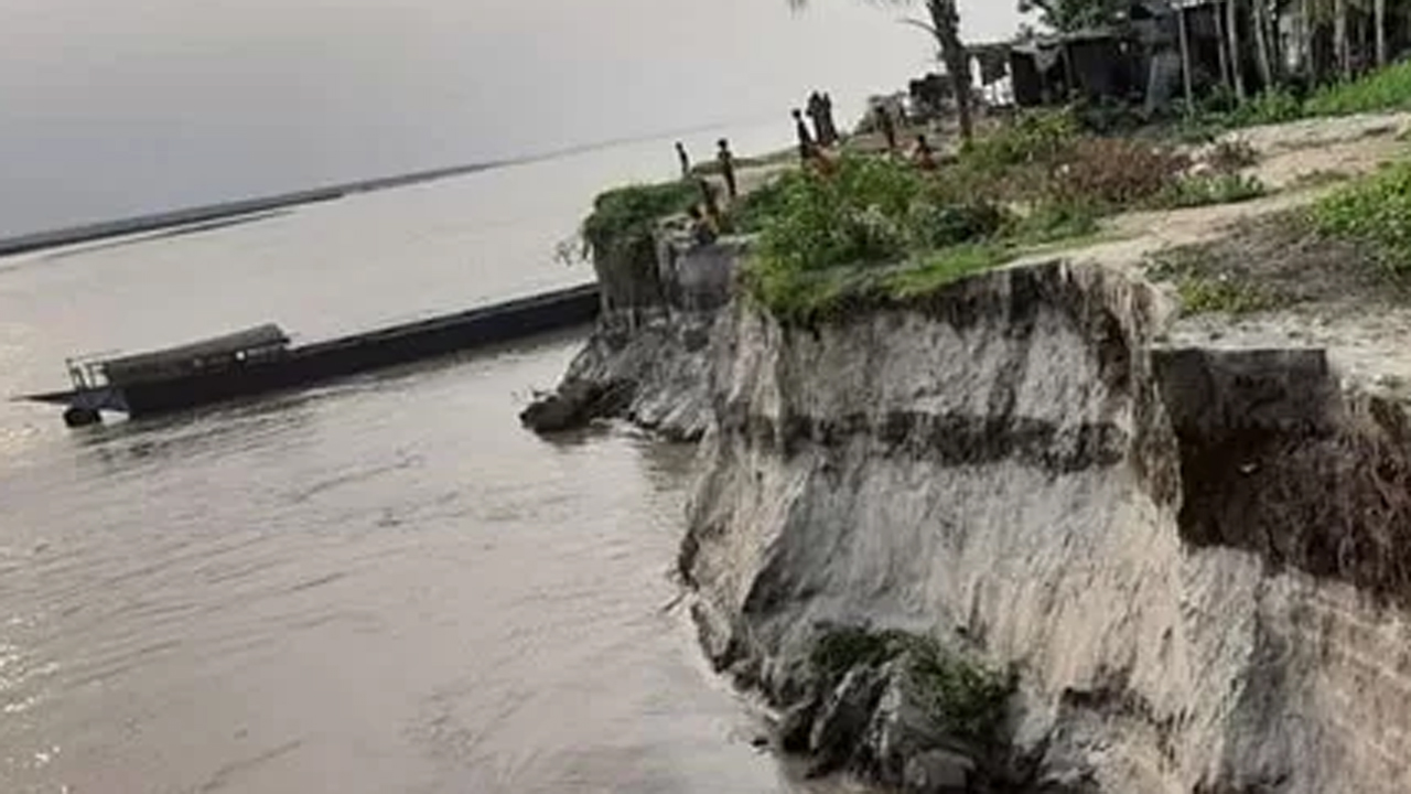 পাড় ভাঙা যমুনা নদী