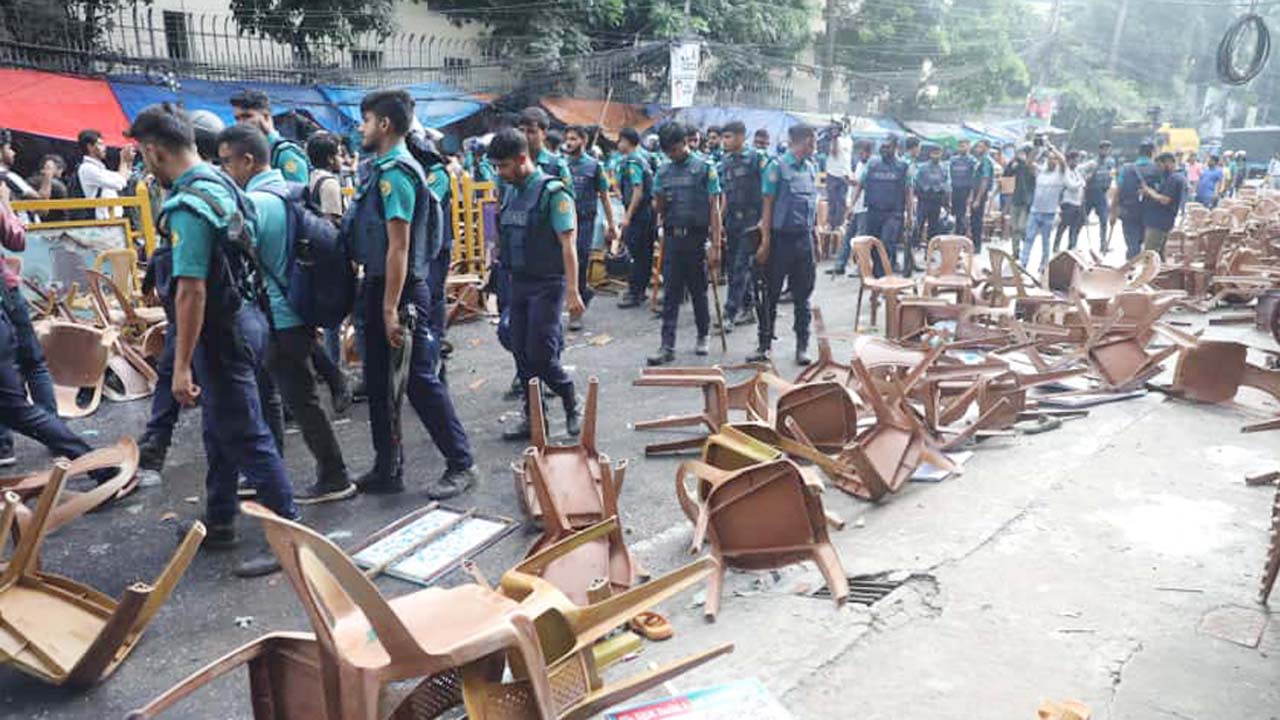 জলকামান, টিয়ারশেল ও সাউন্ড গ্রেনেড ছুড়ে সমাবেশ পণ্ড করে দেয় পুলিশ