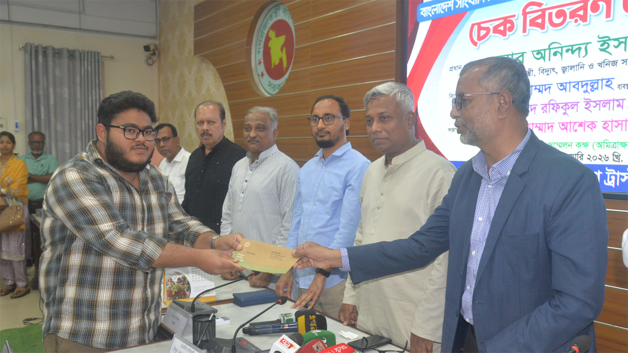 যশোরে অসুস্থ সাংবাদিক ও তাদের সন্তানদের কল্যাণে ২৭ লাখ টাকার চেক বিতরণ করে বাংলাদেশ সাংবাদিক কল্যাণ ট্রাস্ট।