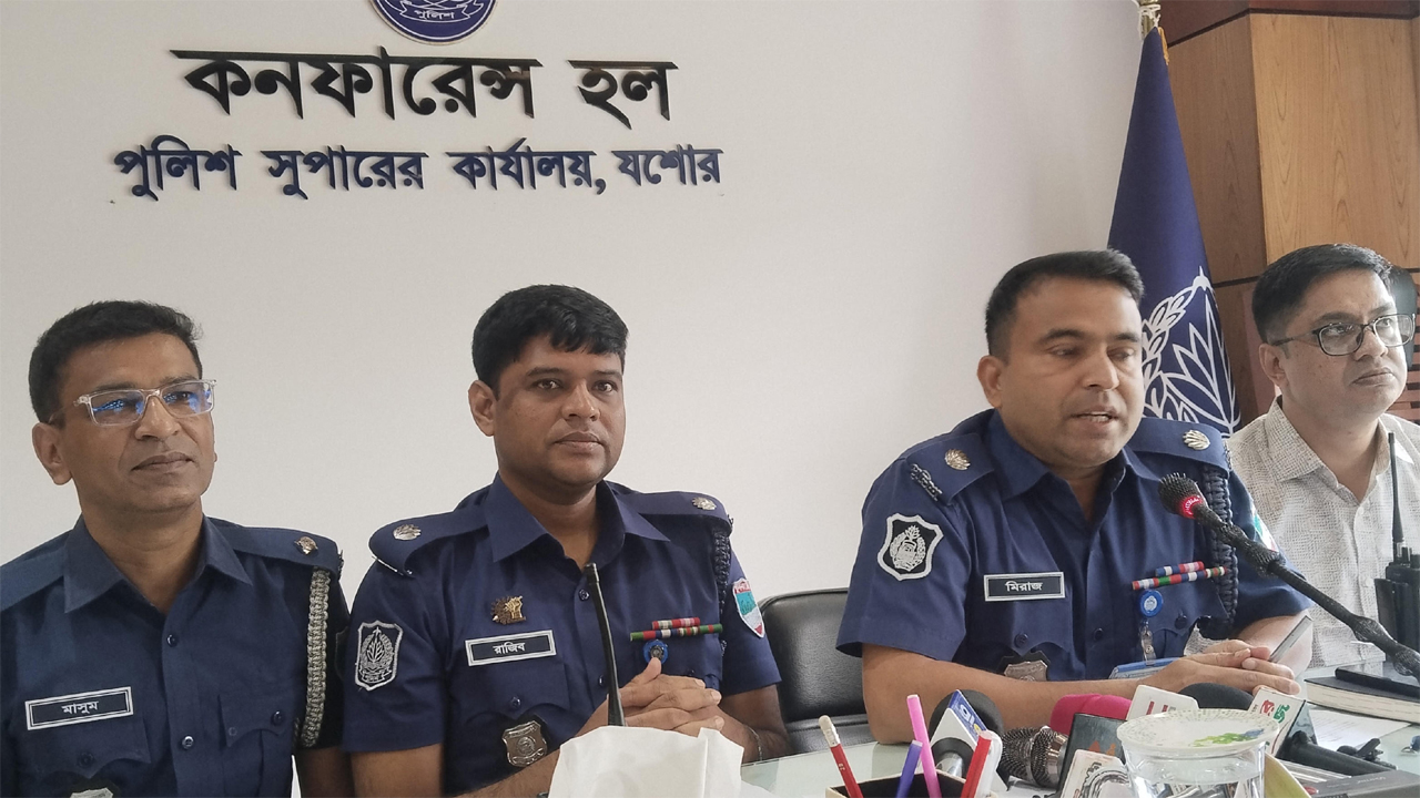 যশোরে প্রেস ব্রিফিংয়ে পুলিশ কর্মকর্তারা