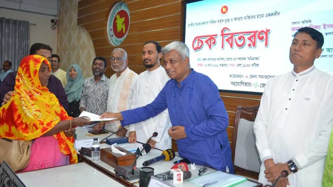যশোরে দুঃস্থদের মাঝে অনুদানের চেক বিতরণ অনুষ্ঠানে প্রধান অতিথির বক্তব্য দেন বিদ্যুৎ, জ্বালানি ও খনিজসম্পদ প্রতিমন্ত্রী অনিন্দ্য ইসলাম অমিত