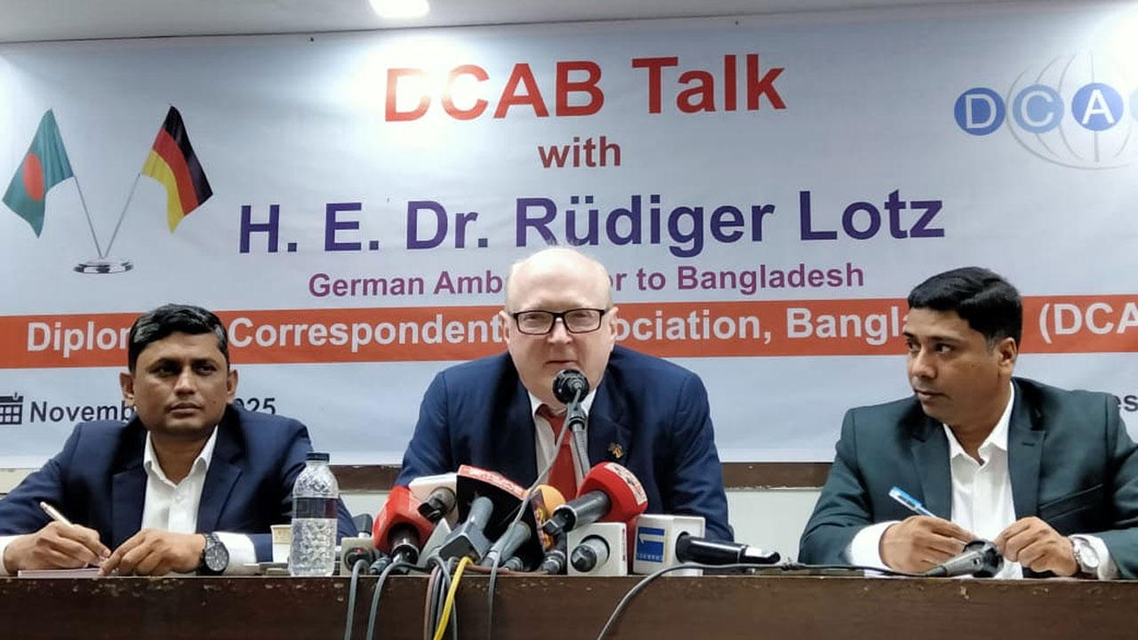 জাতীয় প্রেসক্লাবে ‘ডিক্যাব টক’-এ বক্তব্য দেন জার্মানির রাষ্ট্রদূত ড. রুডিগার লোৎজ