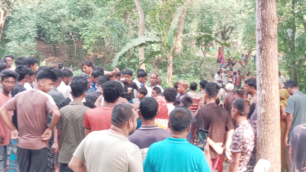 ঘটনাস্থলে স্থানীয় জনতার ভিড়