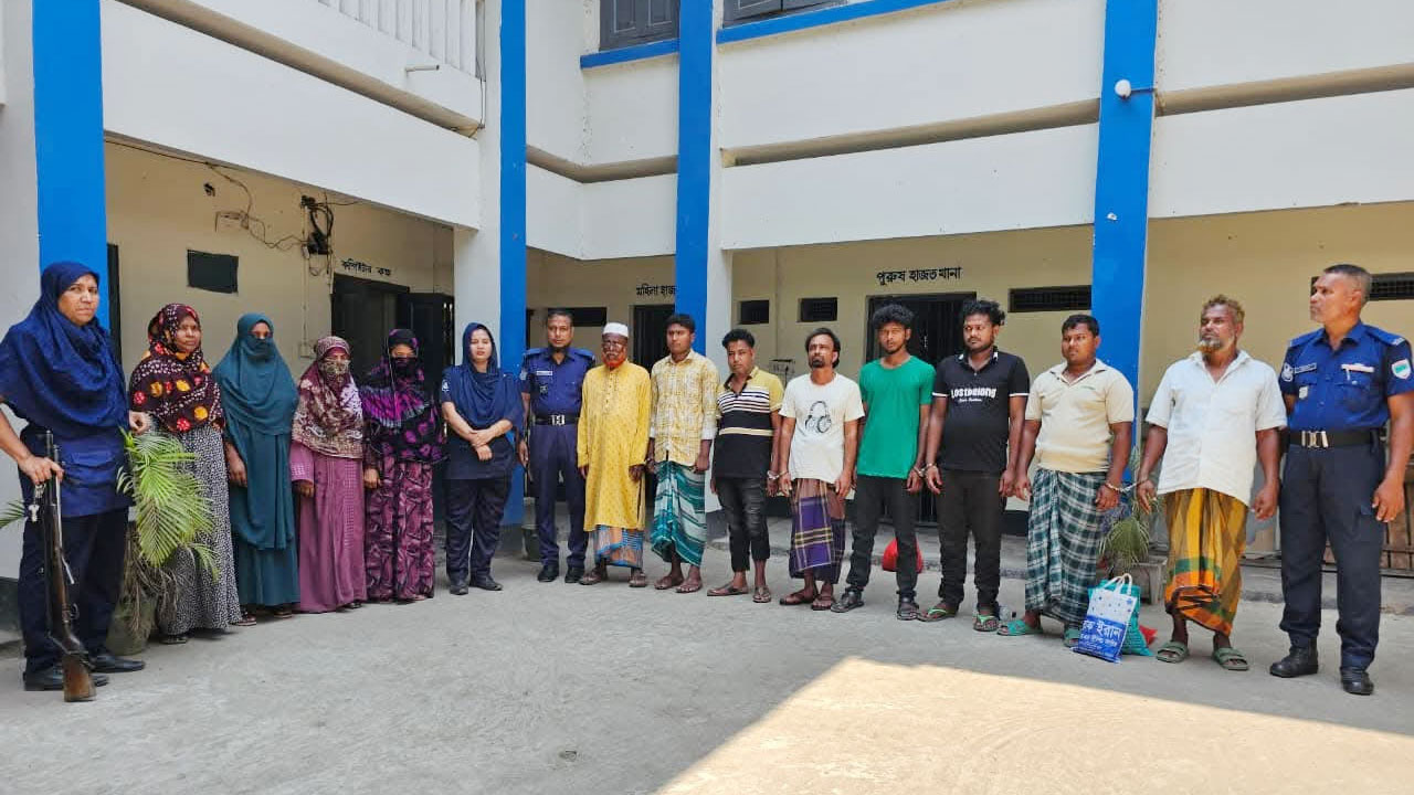 পুলিশের অভিযানে গ্রেফতার ১৩ আসামি