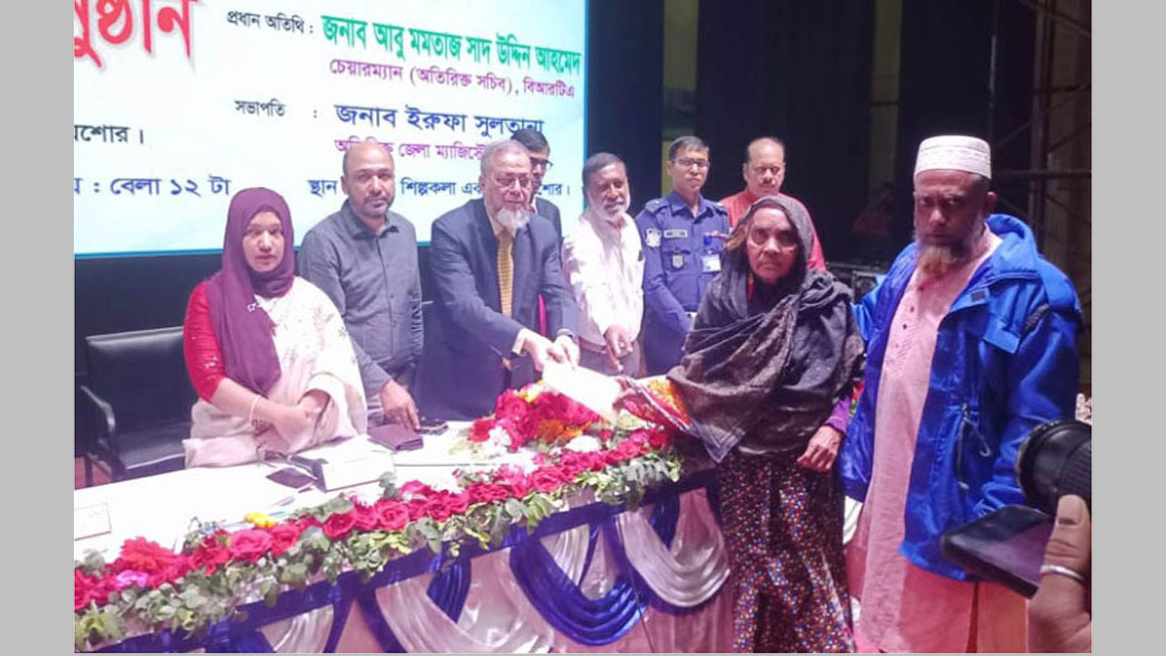 সড়ক দুর্ঘটনায় নিহত-আহত পরিবারের মাঝে আর্থিক সহায়তা প্রদান