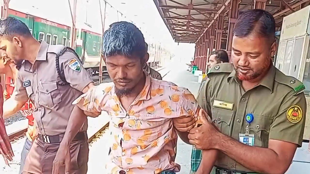 অজ্ঞান পার্টির খপ্পরে পড়ে অচেতন এক যাত্রীকে উদ্ধার করছে রেলওয়ে পুলিশ