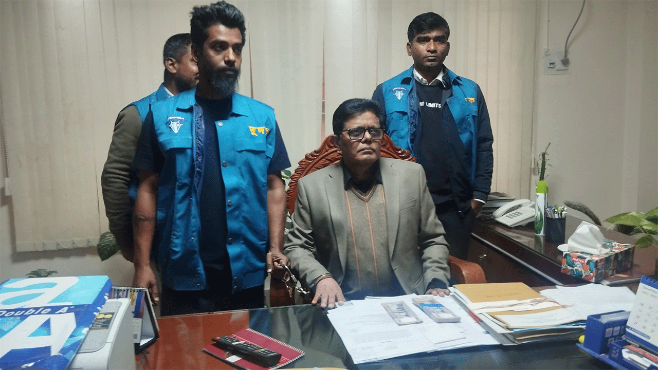 যশোরে ঘুষের টাকাসহ আটক জেলা প্রাথমিক শিক্ষা অফিসার