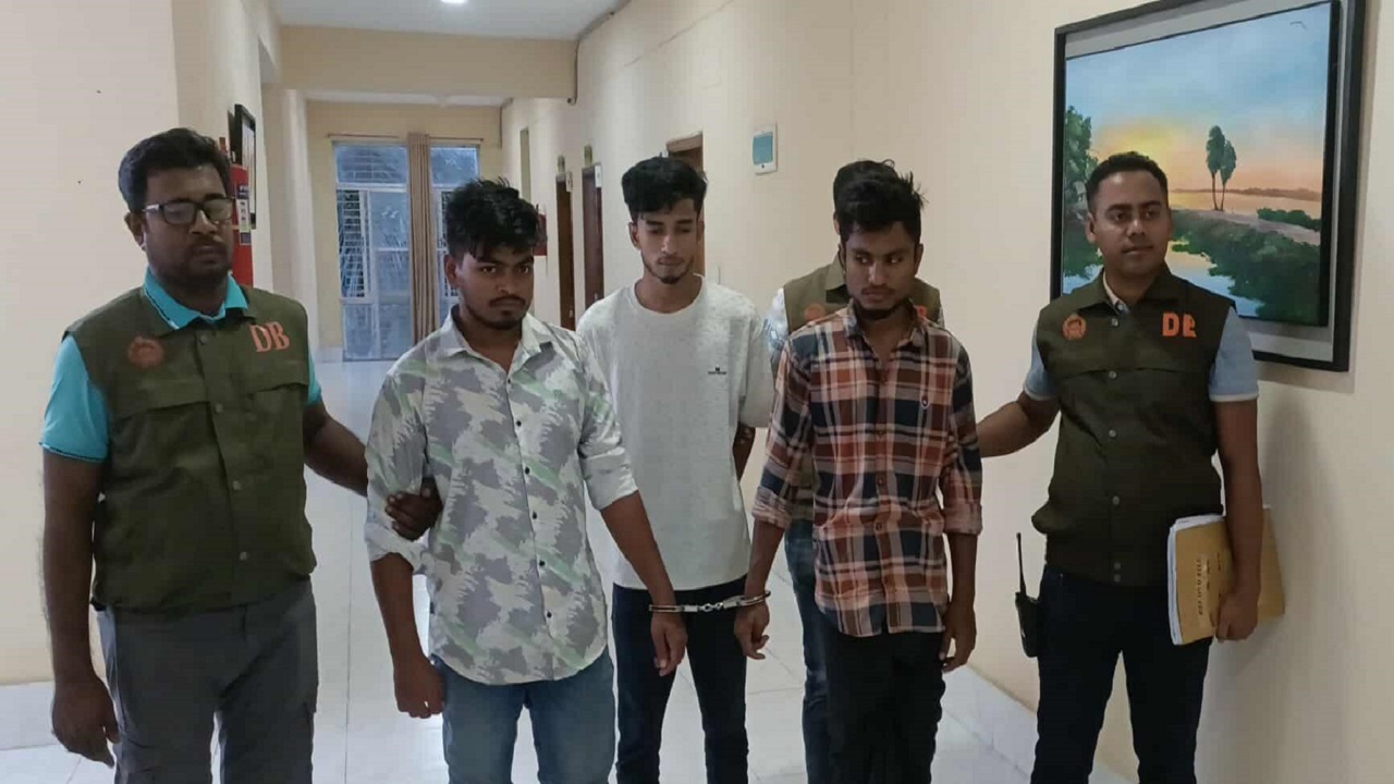 যশোরে ডিবির হাতে মোটরসাইকেল চোরচক্রের ৪ সদস্য আটক