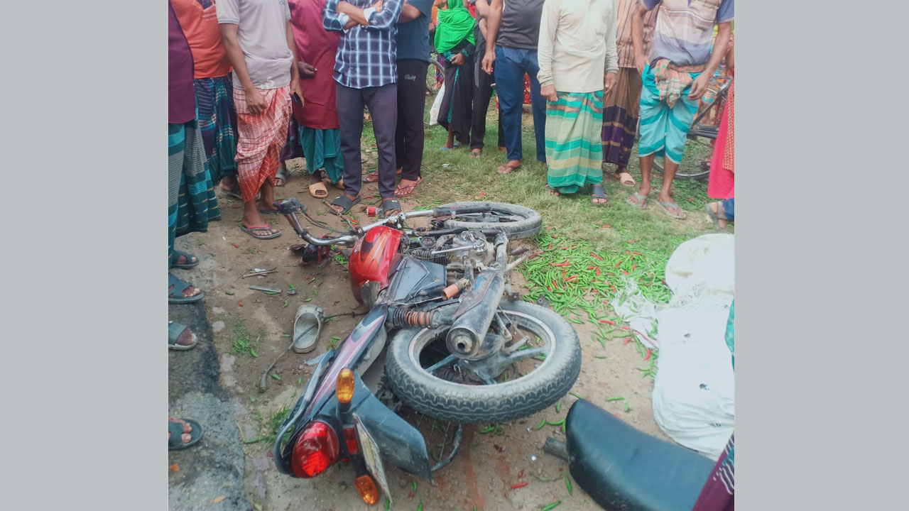 দুর্ঘটনাকবলিত মোটরসাইকেল