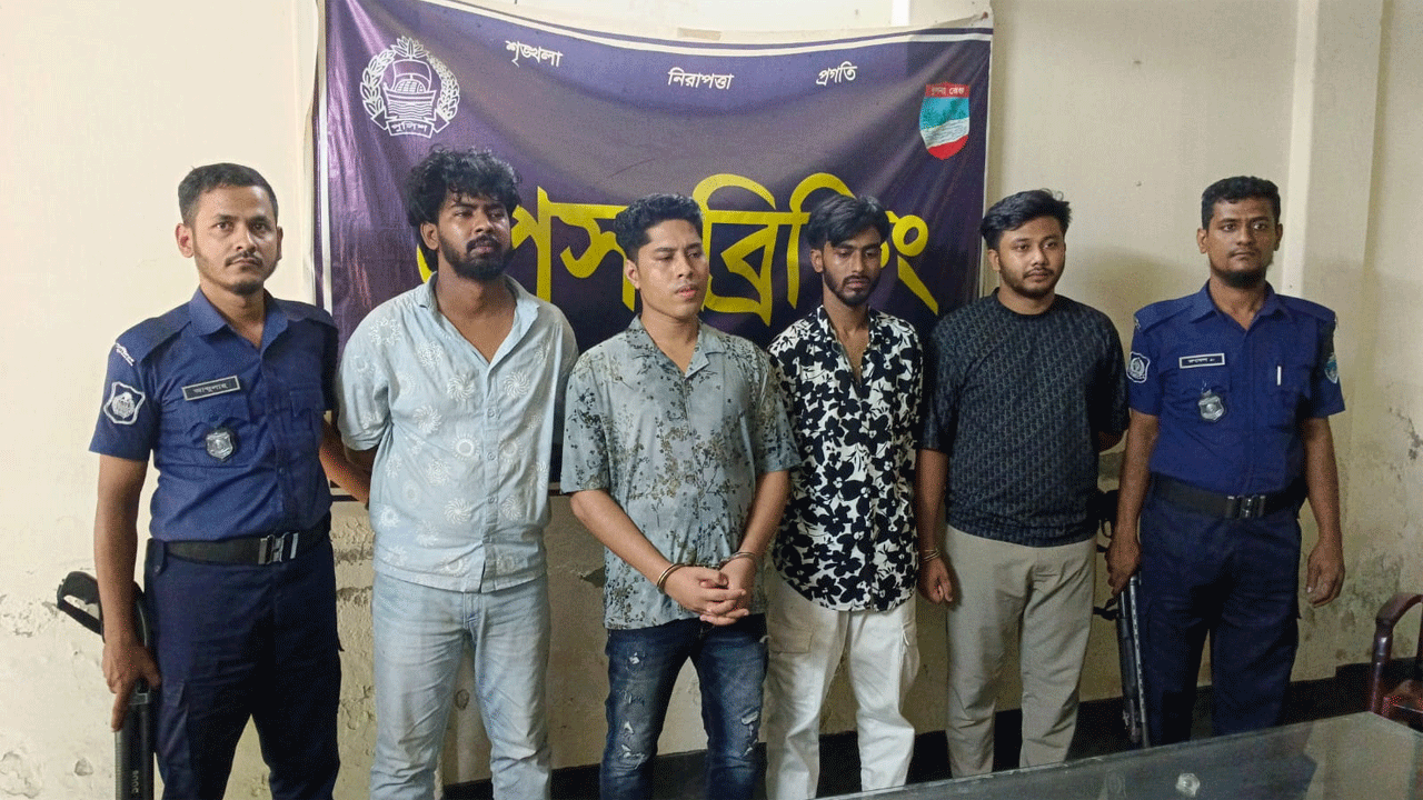 তিন সহযোগীসহ গ্রেফতার ডেভিড ইমন