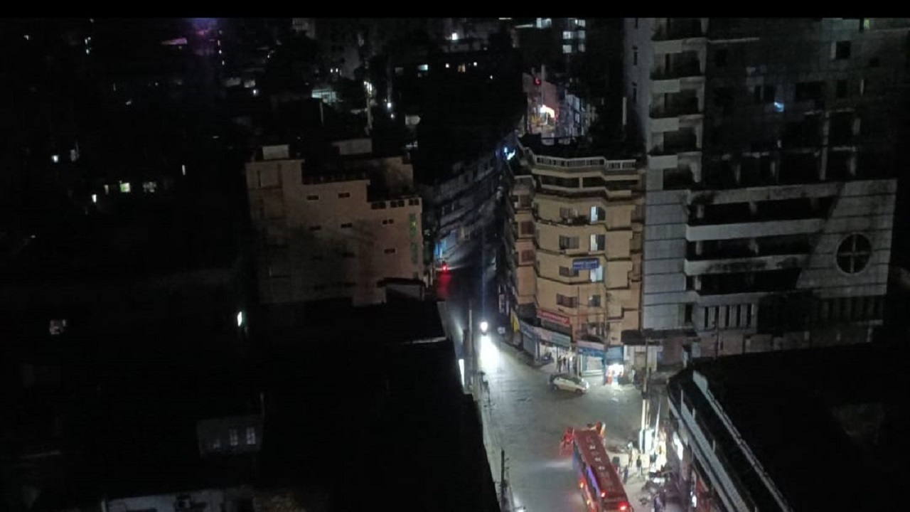 অধিকাংশ ল্যাম্পপোস্ট অকেজো, অন্ধকারে নিমজ্জিত যশোর শহর