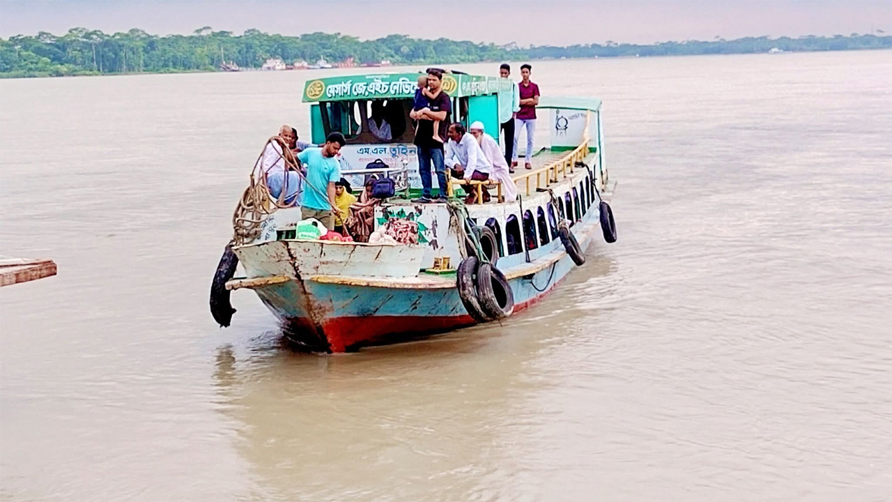 ঝালকাঠির বিষখালী নদীতে লঞ্চ চলাচল বন্ধ হওয়ায় দুর্ভেোগের শিকার হচ্ছে যাত্রীরা