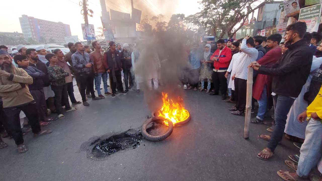 ঝালকাঠি শহরের কলেজ মোড় এলাকায়  মহাসড়কের টায়ার জ্বালিয়ে জুলাই যোদ্ধাদের বিক্ষোভ