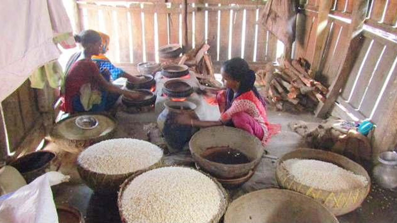 মুড়ি ভাজায় ব্যস্ত সময় পার করছেন