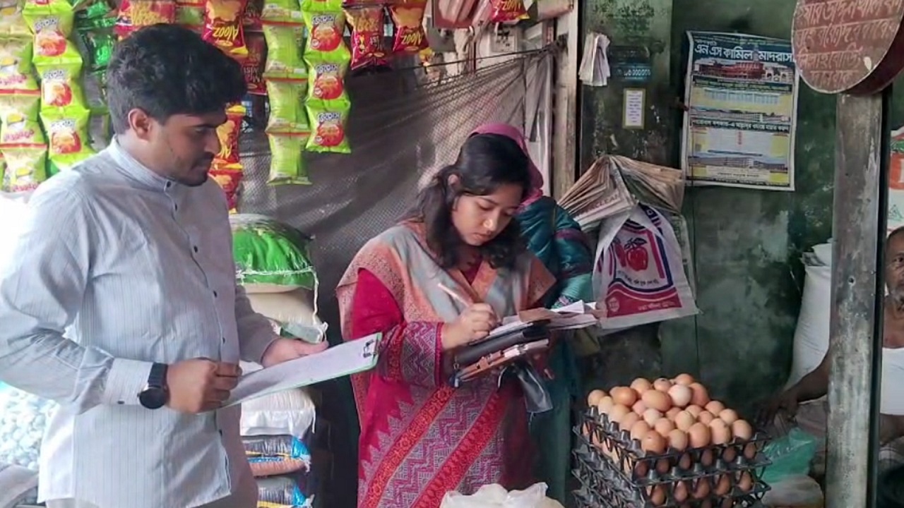 রাজাপুরে বিশেষ অভিযানে অবৈধ পলিথিন জব্দ