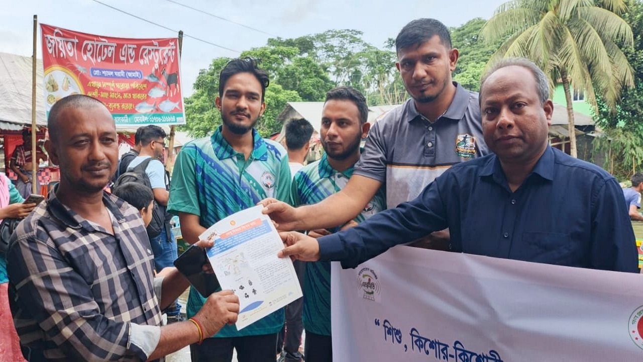 ঝালকাঠির ভিমরুলি পেয়ারা বাজারে ডেঙ্গু সচেতনতামূলক লিফলেট বিতরণ