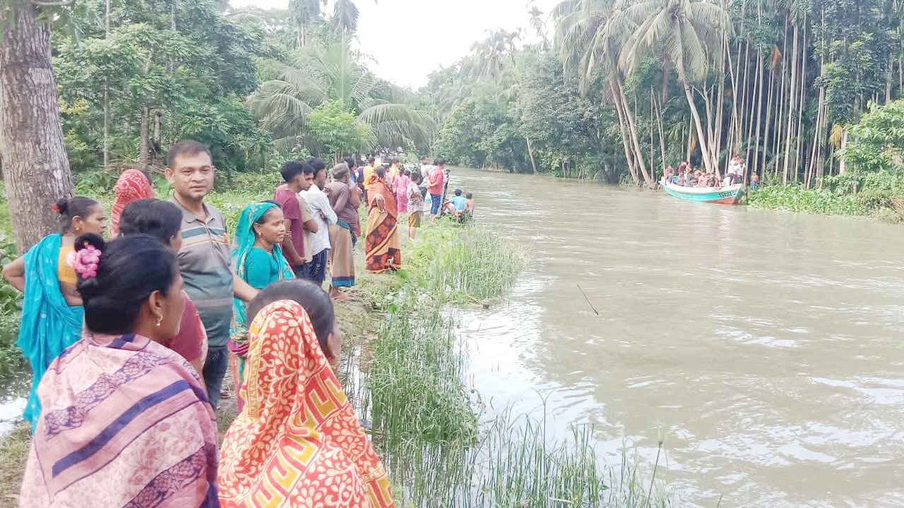 চলছে উদ্ধার অভিযান, খালপাড়ে ভিড় করেছেন স্থানীয়রা