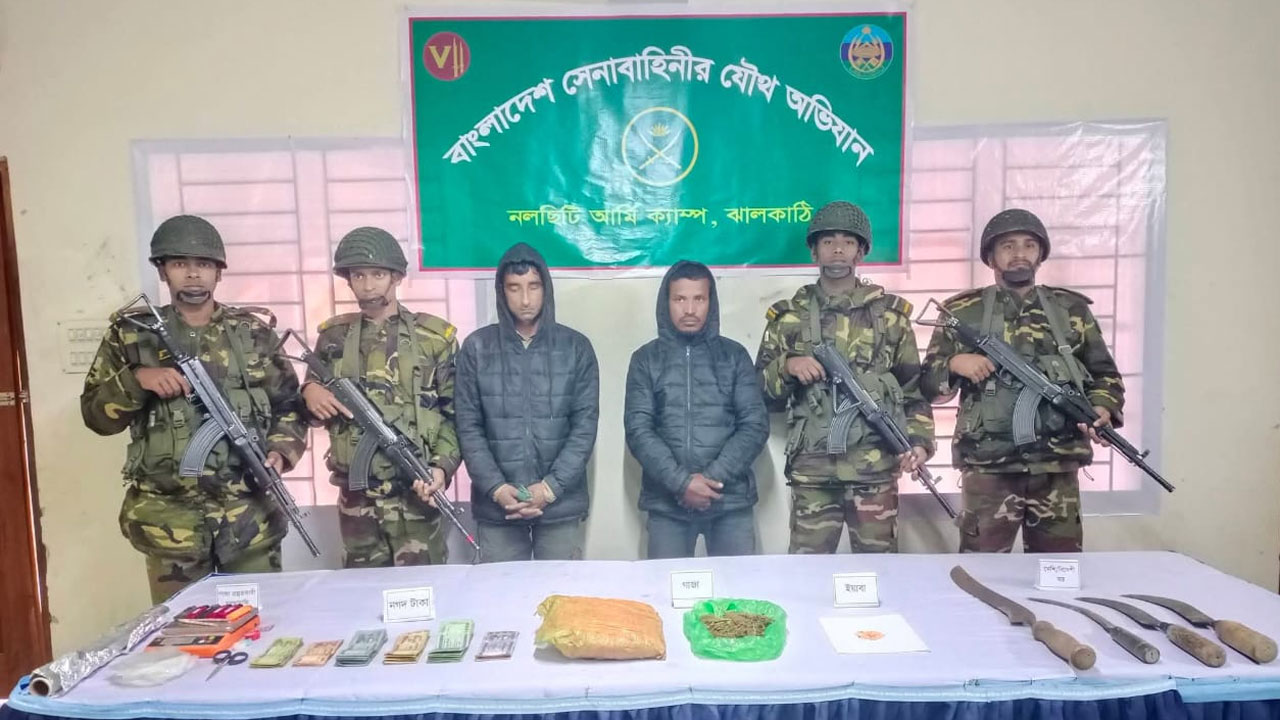 উদ্ধারকৃত মালামাল ও আটকরা