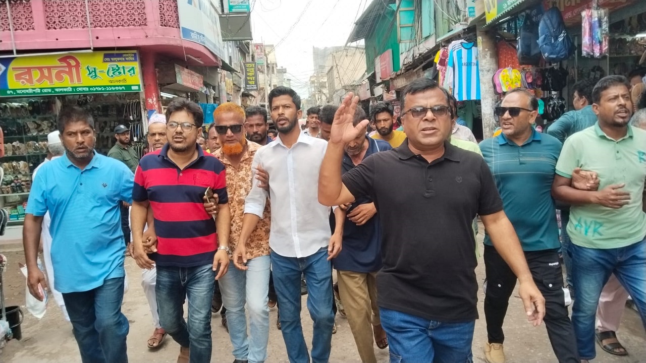 কার্যক্রম নিষিদ্ধ আওয়ামী লীগের নৈরাজ্যের প্রতিবাদে ঝালকাঠিতে পৌর বিএনপির বিক্ষোভ