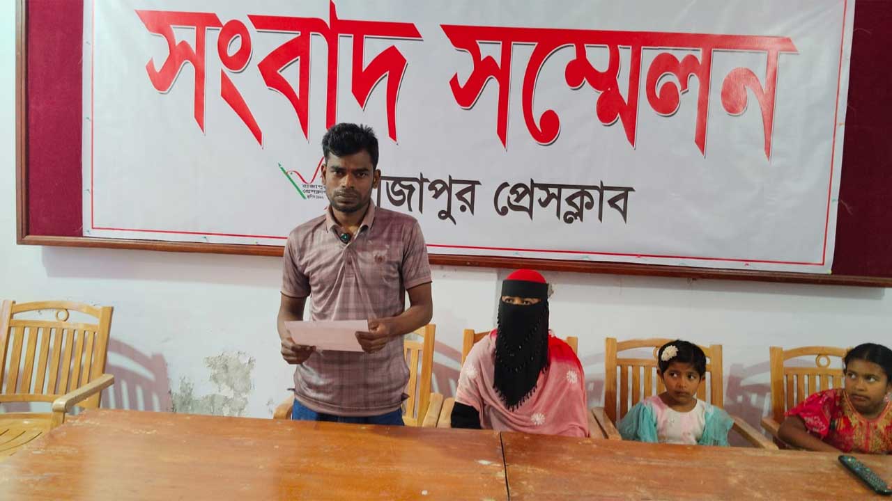 রাজাপুর প্রেসক্লাবে সংবাদ সম্মেলনে করেন হামলার শিকার আসাদুজ্জামান তালুকদার