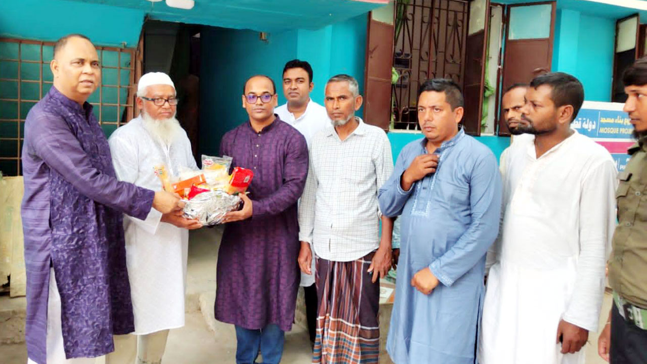 বরিশাল বিভাগীয় কমিশনারের পক্ষে শহীদ সেলিমের পরিবারকে ঈদ উপহার সামগ্রী দিচ্ছেন অতিরিক্ত বিভাগীয় কমিশনার আহসান হাবীব