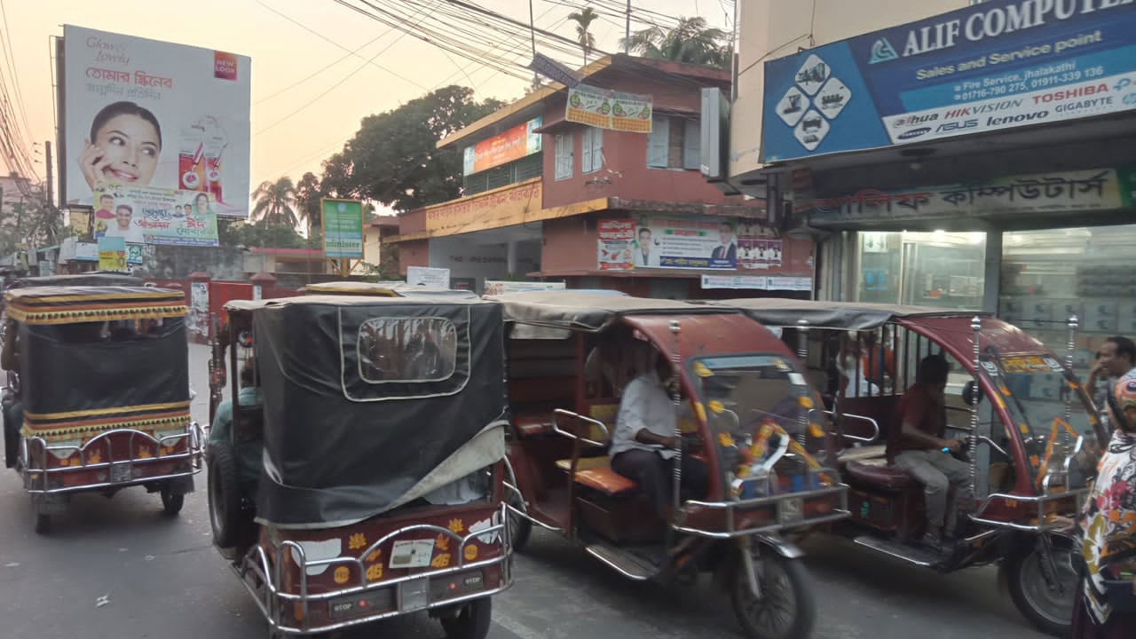 তীব্র যানজটে ভোগান্তিতে সাধারণ মানুষ ও পথচারী