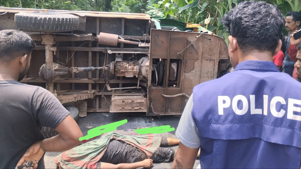 উল্টে যাওয়া ট্রলি ও নিহতের লাশ