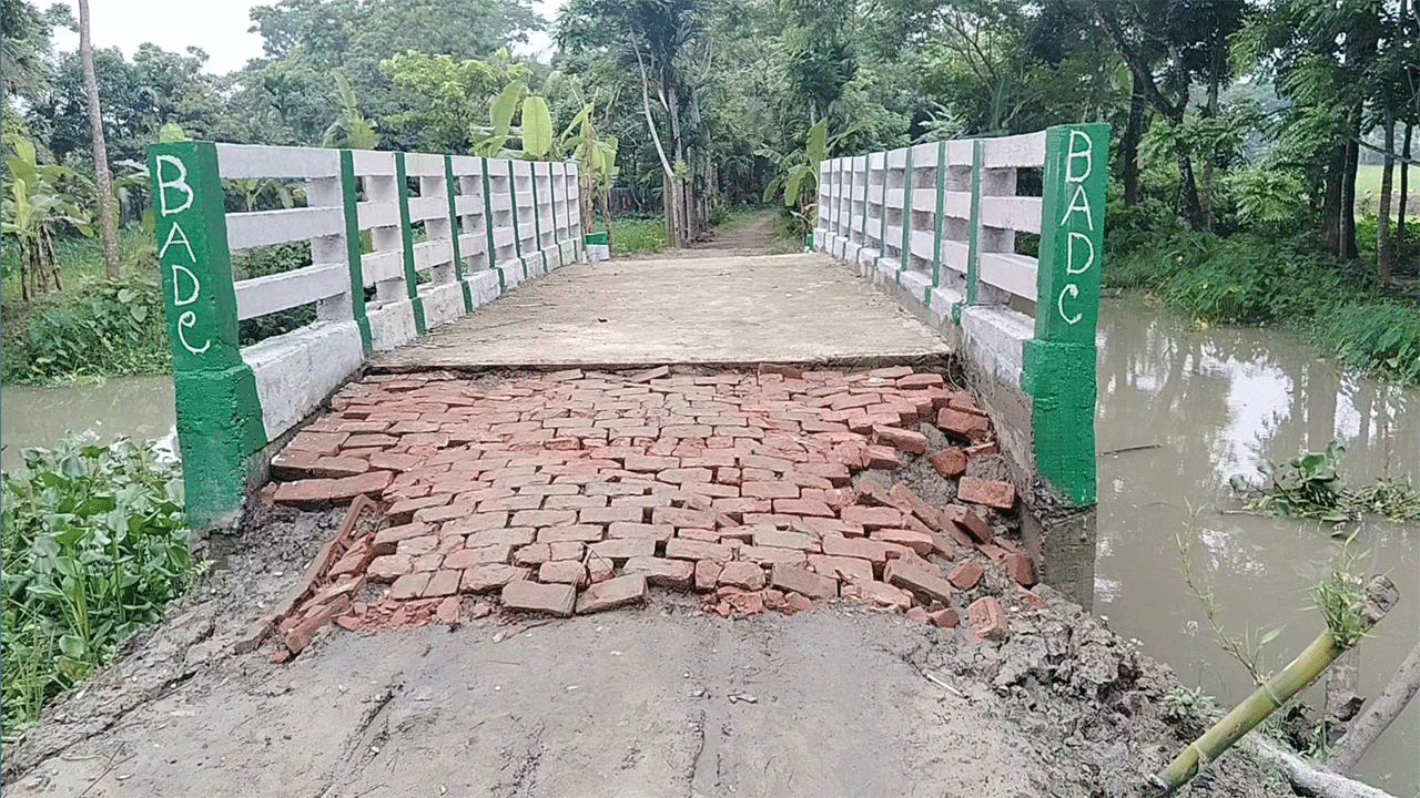 সলিং দেবে গিয়ে ছড়িয়ে পড়েছে ইট